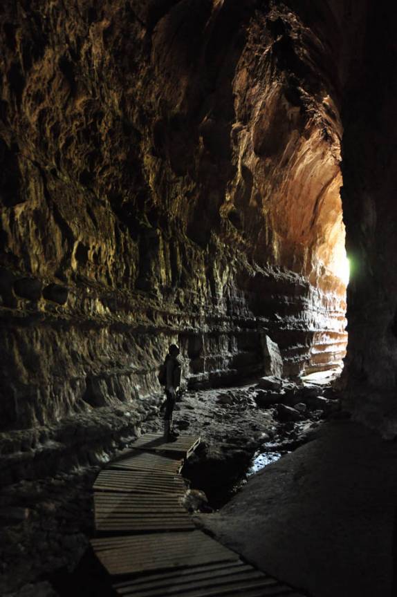 Caminhando na Caverna da Catedral, na Chapada dos Guimarães, no Mato Grosso